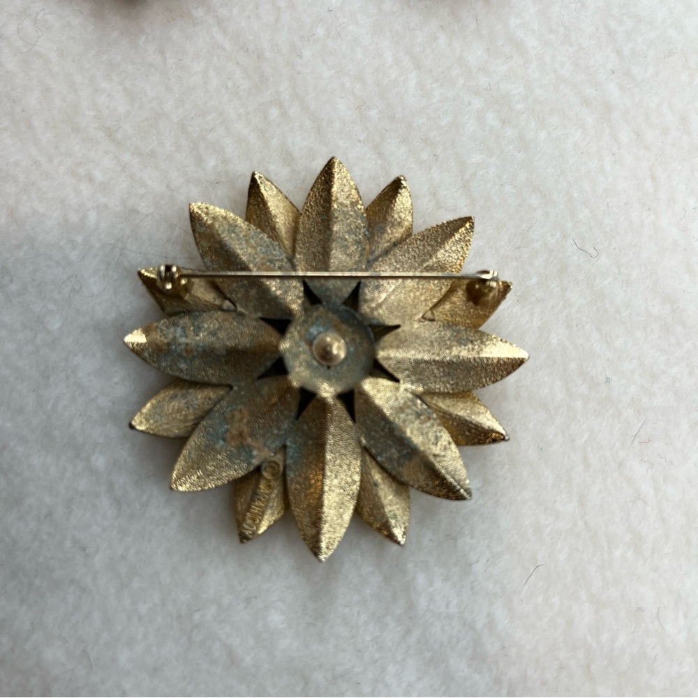 Sarah Coventry "Satin Petals" Signed Gold Tone Brooch & Matching Earrings -1964 - Picture 8 of 13